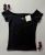 Podkreśl swoją kobiecość z czarną koszulką Calvin Klein Jeans typu off-shoulder. Elegancki dekolt odsłaniający ramiona i kultowe logo CK. Sprawdź naszą ofertę!