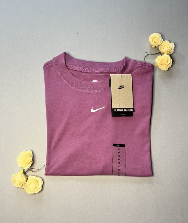 Odśwież swoją szafę z męskim t-shirtem Nike w modnym kolorze wrzosowym. Klasyczny krój, wyszywane logo Swoosh i miękka bawełna. Sprawdź nową kolekcję Nike online!