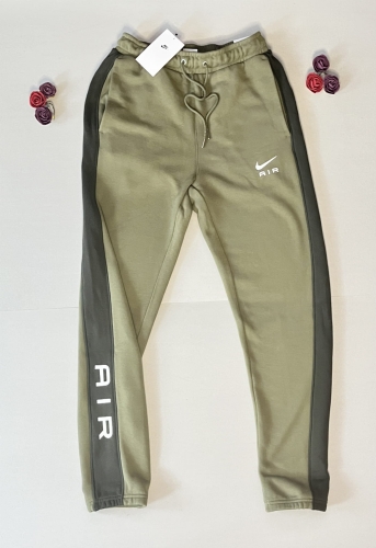 Postaw na wygodę i styl z męskimi spodniami Nike Air w kolorze oliwkowym. Wytrzymały materiał, boczny pas z logo i doskonałe dopasowanie. Sprawdź nową kolekcję Nike Air!