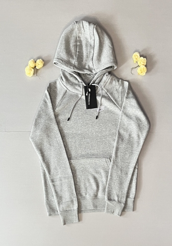 Ciesz się miękkością i stylem z szarą bluzą z kapturem Nike. Idealna na chłodniejsze dni, z praktyczną kieszenią i wyszywanym logo. Sprawdź teraz i zamów z szybką dostawą!