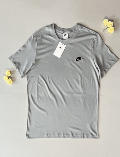 Postaw na sprawdzoną klasykę. Szara koszulka męska Nike z małym logo Swoosh to gwarancja wygody i stylu. Idealna pod bluzę lub solo. Sprawdź tabelę rozmiarów i kup online!