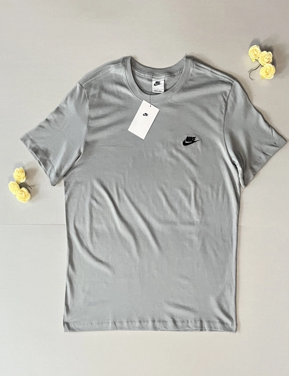 Postaw na sprawdzoną klasykę. Szara koszulka męska Nike z małym logo Swoosh to gwarancja wygody i stylu. Idealna pod bluzę lub solo. Sprawdź tabelę rozmiarów i kup online!