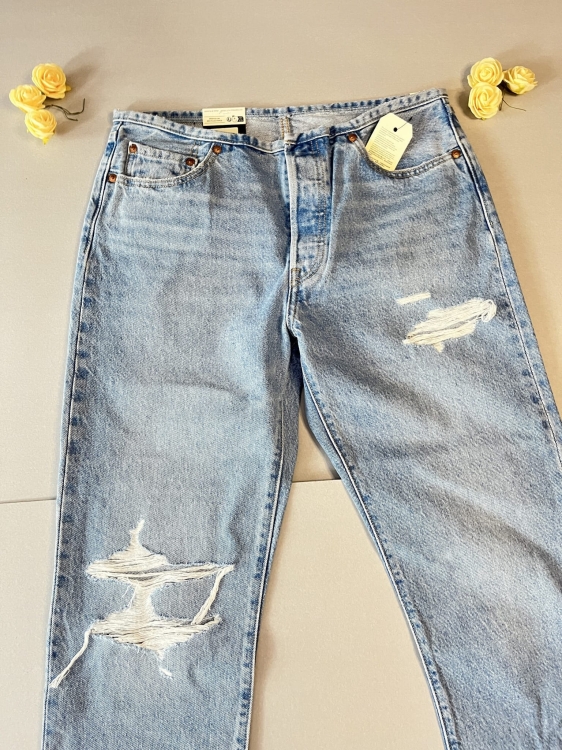 Postaw na legendarną jakość! Jasnoniebieskie jeansy Levi's z modnymi przetarciami i wysokim stanem. Idealne do casualowych stylizacji. Sprawdź tabelę rozmiarów i zamów teraz!