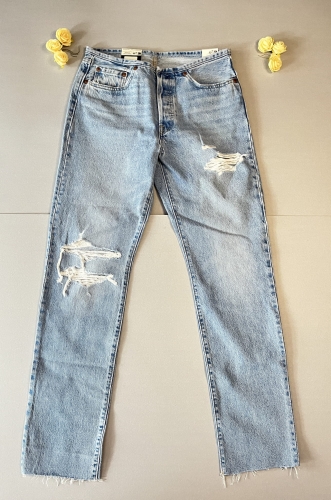 Postaw na legendarną jakość! Jasnoniebieskie jeansy Levi's z modnymi przetarciami i wysokim stanem. Idealne do casualowych stylizacji. Sprawdź tabelę rozmiarów i zamów teraz!