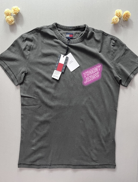 Wyróżnij się z tłumu! Męski t-shirt Tommy Jeans w kolorze spranego antracytu z unikalnym, różowym neonowym logo. Miękka bawełna i nowoczesny krój. Sprawdź nowości Tommy Hilfiger!