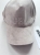 Dodaj blasku swojej codziennej stylizacji z beżową czapką z daszkiem Guess. Miękki, zamszowy materiał i efektowne logo z dżetów. Idealna na słoneczne dni.